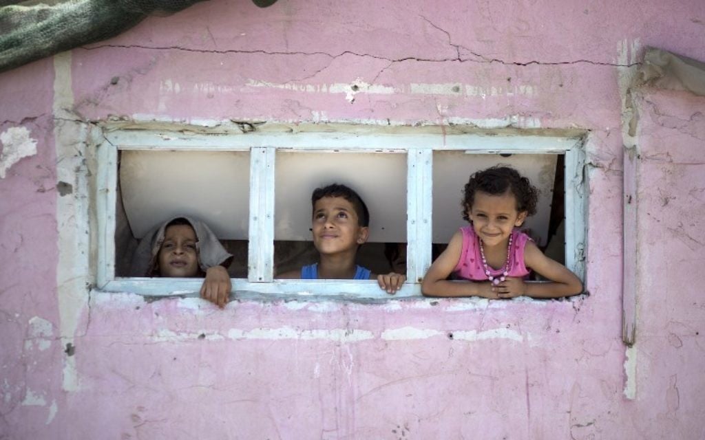 Palestinian children during a heatwave at the al-Shati refugee camp in Gaza City on July 2, 2017. (AFP Photo/Mahmud Hams)