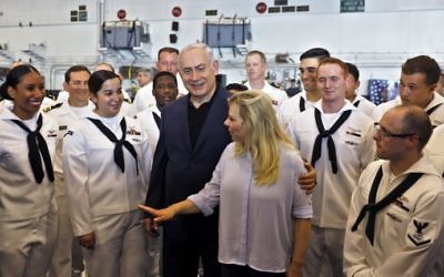 Prime Minister Benjamin Netanyahu (C) and his wife Sara (C-R) speak with American soldiers during a visit on the US aircraft carrier USS George H. W. Bush, as it docks outside the Haifa port, on July 3, 2017. (AFP Photo/AFP Photo and Pool/Ronen Zvulun)