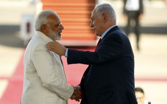 Prime Minister Benjamin Netanyahu (R) greets his Indian counterpart Narendra Modi (L) during an official ceremony at Ben Gurion International Airport on July 4, 2017. (AFP Photo/Jack Guez)