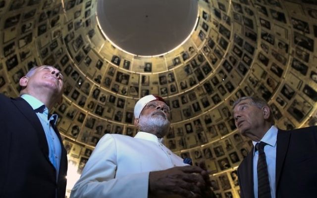 Indian Prime Minister Narendra Modi (C) and Israel's Prime Minister Benjamin Netanyahu (L) look at pictures of Jewish Holocaust victims on July 4, 2017, at the Hall of Names during his visit to the Yad Vashem Holocaust Memorial museum in Jerusalem (AFP PHOTO / POOL / Dan Balilty)