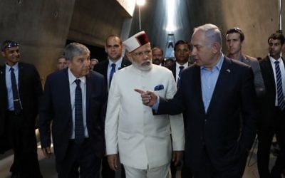 Indian Prime Minister Narendra Modi (C) accompanied by Israeli Prime Minister Benjamin Netanyahu (R) and Yad Vashem Chairman Avner Shalev (L) visit the Yad Vashem Holocaust memorial museum in Jerusalem on July 4, 2017 (AFP PHOTO / POOL / ABIR SULTAN)
