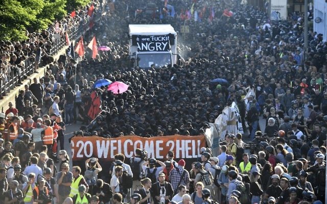 Police blocks demonstrators during the "Welcome to Hell" rally against the G20 summit in Hamburg, northern Germany on July 6, 2017. (AFP / John MACDOUGALL)
