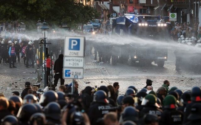 Riot police use water cannons during the 'Welcome to Hell' rally against the G20 summit in Hamburg, Germany, on July 6, 2017. (AFP Photo/Odd Andersen) Riot police use water cannons during the 'Welcome to Hell' rally against the G20 summit in Hamburg, Germany, on July 6, 2017. (AFP Photo/Odd Andersen)
