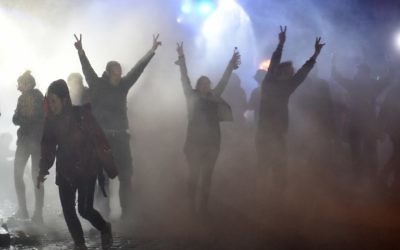 Demonstrators are doused with water cannon by police during riots on July 8, 2017 in Hamburg, northern Germany, after the leaders of the world's top economies gathered for a G20 summit.  (AFP / Christof STACHE)