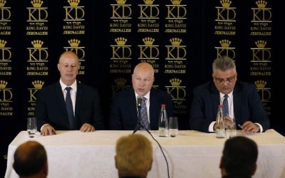 US President Donald Trump's Middle East envoy Jason Greenblatt, center, sits next to Israel's Regional Cooperation Minister Tzachi Hanegbi, left, and Mazen Ghoneim, right, head of the Palestinian Water Authority,  during a news conference about a water-sharing agreement between Jordan, Israel and the Palestinian Authority, in Jerusalem, July 13, 2017. (AFP/POOL/RONEN ZVULUN)