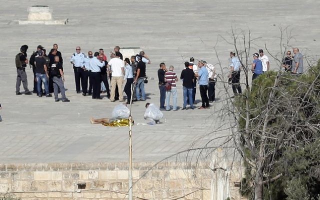 Israeli police check the scene and surround a dead body (foreground) where Arab-Israeli attackers shot and killed two policemen on the Temple Mount on July 14, 2017. (AFP Photo/Thomas Coex) Israeli police check the scene and surround a dead body (foreground) where Arab-Israeli attackers shot and killed two policemen on the Temple Mount on July 14, 2017. (AFP Photo/Thomas Coex)