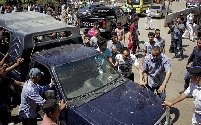 Egyptian policemen inspect the scene of an attack which killed five of their colleagues in a shooting near Badrasheen, some 20 km. (12 miles) from Cairo, on July 14, 2017. (AFP Photo/Ahmed Abd El-Gawad) Egyptian policemen inspect the scene of an attack which killed five of their colleagues in a shooting near Badrasheen, some 20 km. (12 miles) from Cairo, on July 14, 2017. (AFP Photo/Ahmed Abd El-Gawad)