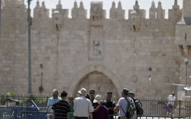 Israeli border policemen stand guard outside Damascus Gate, a main entrance to Jerusalem's Old City, on July 15, 2017 (AFP PHOTO / AHMAD GHARABLI)