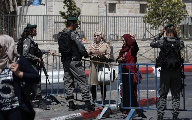Israeli border policemen stand guard outside Damascus Gate, a main entrance to Jerusalem's Old City, on July 15, 2017, after security forces locked down the Temple Mount to Muslim worshippers and restricted access to parts of the Old City following a terror attack on July 14. (AFP PHOTO / AHMAD GHARABLI)