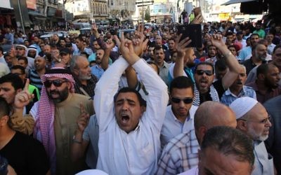 Protesters chant slogans in the Jordanian capital Amman on July 15, 2017 during a demonstration against the closure of the Al-Aqsa mosque compound in Jerusalem, which Israeli security forces closed a day earlier after Arab gunmen killed two Israeli policemen in the Holy City. (AFP PHOTO / KHALIL MAZRAAWI)