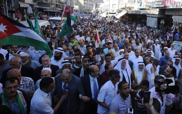 Protesters chant slogans in the Jordanian capital Amman on July 15, 2017 during a demonstration against the closure of the Temple Mount in Jerusalem, which Israeli security forces closed a day earlier after Arab gunmen killed two Israeli policemen in the Holy City. (AFP PHOTO / KHALIL MAZRAAWI) Protesters chant slogans in the Jordanian capital Amman on July 15, 2017 during a demonstration against the closure of the Temple Mount in Jerusalem, which Israeli security forces closed a day earlier after Arab gunmen killed two Israeli policemen in the Holy City. (AFP PHOTO / KHALIL MAZRAAWI)