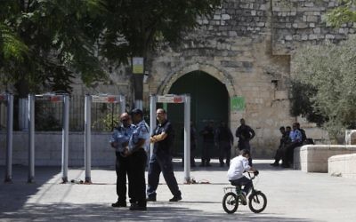 Israeli border policemen install metal detectors outside the Lions' Gate, a main entrance to the Temple Mount, in Jerusalem's Old City, on July 16, 2017. (AFP/Menahem KAHANA)
