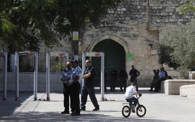 Israeli border policemen install metal detectors outside the Lion's Gate, a main entrance to the Temple Mount, in Jerusalem's Old City, on July 16, 2017. (AFP/Menahem KAHANA) Israeli border policemen install metal detectors outside the Lion's Gate, a main entrance to the Temple Mount, in Jerusalem's Old City, on July 16, 2017. (AFP/Menahem KAHANA)