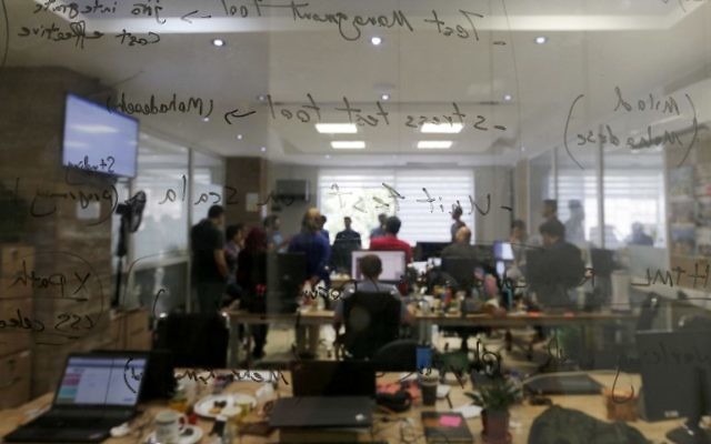 Pintapin employees work at the e-booking site's offices in the Iranian capital Tehran, July 9, 2017. (AFP/ATTA KENARE) Pintapin employees work at the e-booking site's offices in the Iranian capital Tehran, July 9, 2017. (AFP/ATTA KENARE)