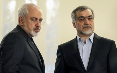 Iranian Foreign Minister Javad Zarif (L) standing alongside Hossein Fereydoun, President Hassan Rouhani's younger brother and adviser, during a press conference in Tehran, April 3, 2015. (AFP Photo/Atta Kenare)