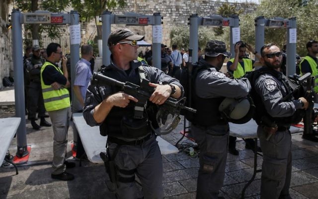 Israeli Border police stand guard by newly-installed security metal detectors at the entrance to the Temple Mount in Jerusalem's Old City, on July 16, 2017. (AFP PHOTO / AHMAD GHARABLI) Israeli Border police stand guard by newly-installed security metal detectors at the entrance to the Temple Mount in Jerusalem's Old City, on July 16, 2017. (AFP PHOTO / AHMAD GHARABLI)