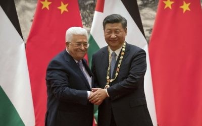 Palestinian Authority President Mahmoud Abbas (L) shakes hands with Chinese President Xi Jinping during a signing ceremony at the Great Hall of the People in Beijing on July 18, 2017. (AFP Photo/Pool/Mark Schiefelbein)