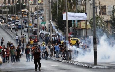 Palestinian protesters clash with Israeli security forces in the West Bank town of Bethlehem on July 19, 2017, following a demonstration against new Israeli security measures at the Temple Mount. (AFP/Musa Al Shaer)