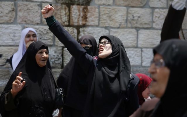 Palestinian protesters shout slogans during a demonstration in Jerusalem's Old City on July 20, 2017, against new Israeli security measures at the Temple Mount (AFP PHOTO / AHMAD GHARABLI) Palestinian protesters shout slogans during a demonstration in Jerusalem's Old City on July 20, 2017, against new Israeli security measures at the Temple Mount (AFP PHOTO / AHMAD GHARABLI)