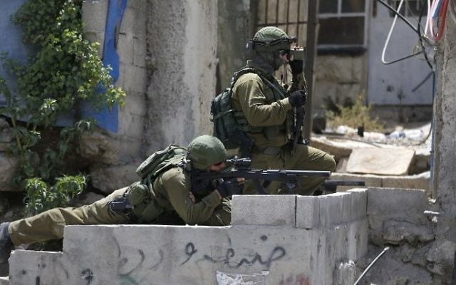 Israeli security forces hold a position during clashes between demonstrators and Israeli security forces at the Qalandiya checkpoint, between Ramallah and Jerusalem, in the West Bank, on July 21, 2017 (AFP PHOTO / ABBAS MOMANI) Israeli security forces hold a position during clashes between demonstrators and Israeli security forces at the Qalandiya checkpoint, between Ramallah and Jerusalem, in the West Bank, on July 21, 2017 (AFP PHOTO / ABBAS MOMANI)