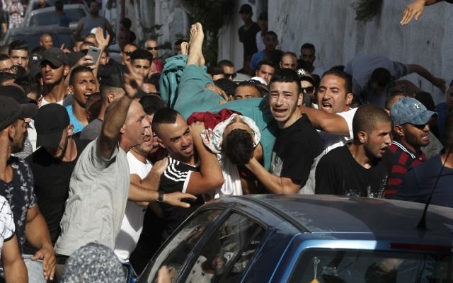 Palestinian men carry the body of Mohammed Abu Ghanem, who was shot dead during clashes with Israeli forces, during his funeral in the A-Tur area of east Jerusalem, on July 21, 2017. (AFP PHOTO / AHMAD GHARABLI)