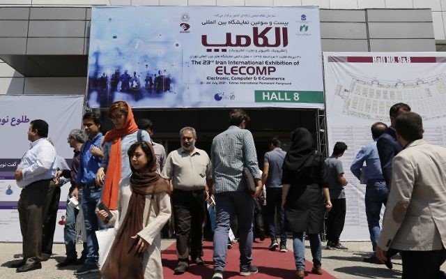 Visitors attend the Elecomp tech fair in the Iranian capital Tehran, July 23, 2017. (AFP/ATTA KENARE) Visitors attend the Elecomp tech fair in the Iranian capital Tehran, July 23, 2017. (AFP/ATTA KENARE)