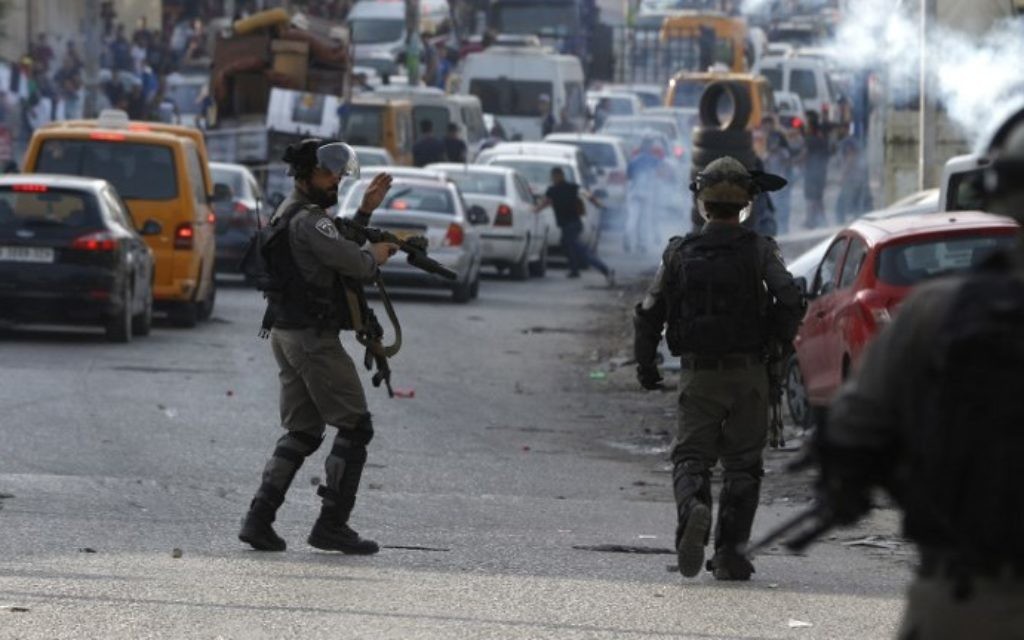 Israeli security forces clash with Palestinian protesters during clashes at the Qalandiya checkpoint in the  West Bank on July 23, 2017. (AFP Photo/Abbas Momani)
