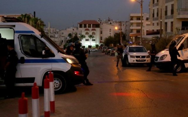 Jordanian security forces stand guard outside the Israeli embassy in Amman following an 'incident' on July 23, 2017. (AFP Photo/Khalil Mazraawi)