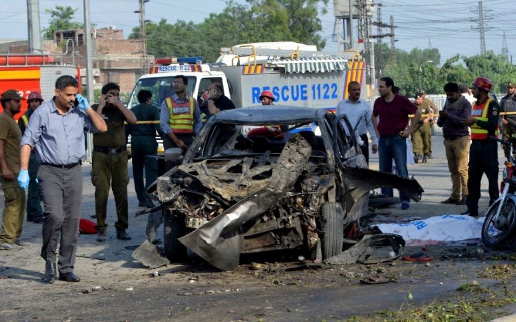 Pakistani security officials inspect the site of an explosion in Lahore on July 24, 2017. An explosion killed at least 15 people and injured 20 in Pakistan's eastern city of Lahore  (AFP PHOTO / ARIF ALI)