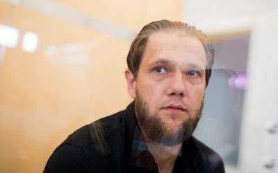 Defendant Islamist Sven Lau stands in a courtroom in Duesseldorf, western Germany, July 26, 2017. (AFP/dpa / Rolf Vennenbernd)