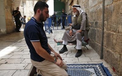 A Palestinian Muslim prays in the old city of Jerusalem on July 26, 2017, as a tense standoff between Israel and Muslim worshipers at the Temple Mount compound. (AFP PHOTO / AHMAD GHARABLI) A Palestinian Muslim prays in the old city of Jerusalem on July 26, 2017, as a tense standoff between Israel and Muslim worshipers at the Temple Mount compound. (AFP PHOTO / AHMAD GHARABLI)