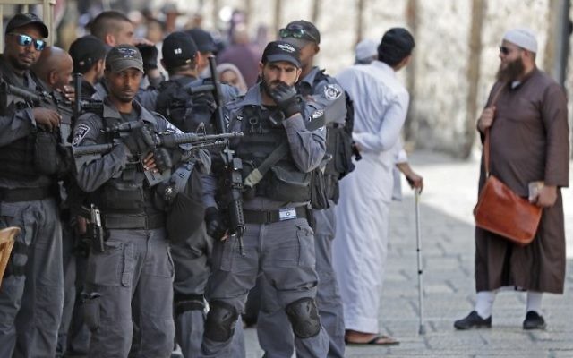 Israeli security forces stand by on guard as Palestinian Muslim worshipers gather to pray in the Old City of Jerusalem on July 26, 2017. AFP / AHMAD GHARABLI) Israeli security forces stand by on guard as Palestinian Muslim worshipers gather to pray in the Old City of Jerusalem on July 26, 2017. AFP / AHMAD GHARABLI)