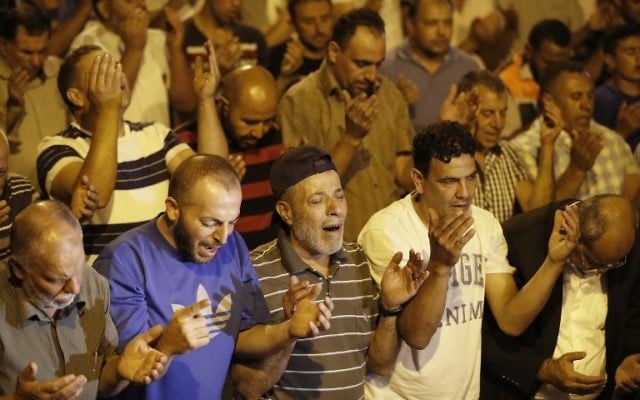 Palestinian Muslim worshipers pray outside Lions Gate, which leads to the Temple Mount compound in Jerusalem's Old City, on July 26, 2017 (AFP PHOTO / Ahmad GHARABLI) Palestinian Muslim worshipers pray outside Lions Gate, which leads to the Temple Mount compound in Jerusalem's Old City, on July 26, 2017 (AFP PHOTO / Ahmad GHARABLI)