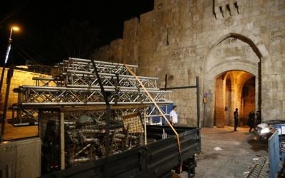 A truck removes the remaining barriers from outside the Temple Mount in Jerusalem on July 27, 2017 (AFP PHOTO / AHMAD GHARABLI)