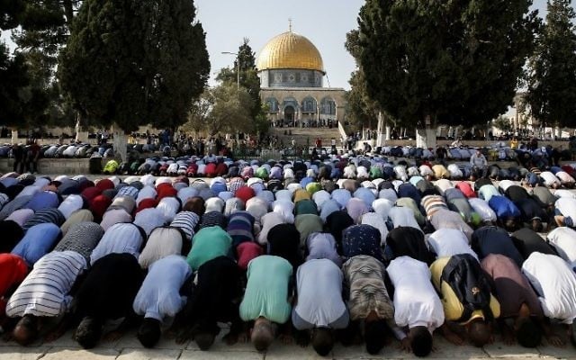 Muslims pray at the Temple Mount on July 27, 2017. (AFP Photo/Ahmad Gharabli)