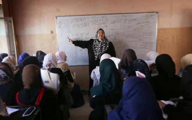 Iraqi girls attend a class at a school in west Mosul on July 27, 2017. (AFP PHOTO / SAFIN HAMED
