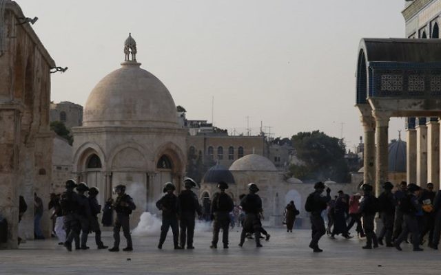 Police clash with Muslim worshipers at the Temple Mount on July 27, 2017. (AFP Photo/Ahmad Gharabli) Police clash with Muslim worshipers at the Temple Mount on July 27, 2017. (AFP Photo/Ahmad Gharabli)