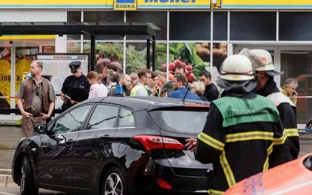 Police investigator work at the area around a supermarket in the northern German city of Hamburg, where a man killed one person and wounded several others in a knife attack, on July 28, 2017. (AFP/ dpa / Markus Scholz)