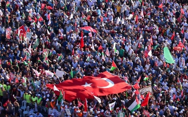 A general view shows protesters waving Turkish and Palestinian flags during a demonstration in Istanbul on July 30, 2017, to protest against measures taken by Israel in Jerusalem and to show solidarity with the Palestinians. (AFP PHOTO / YASIN AKGUL) A general view shows protesters waving Turkish and Palestinian flags during a demonstration in Istanbul on July 30, 2017, to protest against measures taken by Israel in Jerusalem and to show solidarity with the Palestinians. (AFP PHOTO / YASIN AKGUL)