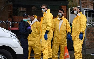 Police prepare to search for evidence at a block of flats in the Sydney suburb of Lakemba on July 31, 2017, after counter-terrorism raids across the city at the weekend. (AFP PHOTO / WILLIAM WEST)