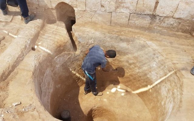 Digging in the ancient 1,600-year-old wine press in Ramat Negev, summer 2017. (Tali Gini, Israel Antiquities Authority) Digging in the ancient 1,600-year-old wine press in Ramat Negev, summer 2017. (Tali Gini, Israel Antiquities Authority)
