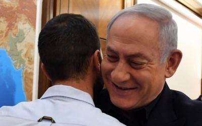Prime Minister Benjamin Netanyahu on July 25, 2017 meets with security guard 'Ziv,' who shot dead two Jordanians as he was being stabbed by one of them at the Israeli Embassy compound in Amman on July 23. (Haim Zach/GPO)