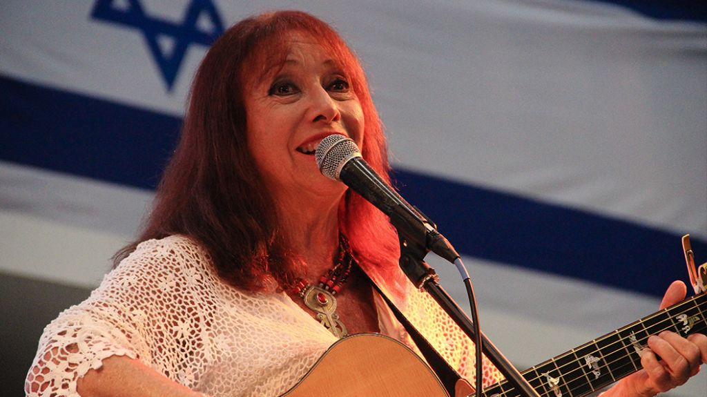 Israeli folk singer Shuli Natan at the Exodus ceremony in Haifa port July 18, 2017. (Laura Ben-David) Israeli folk singer Shuli Natan at the Exodus ceremony in Haifa port July 18, 2017. (Laura Ben-David)