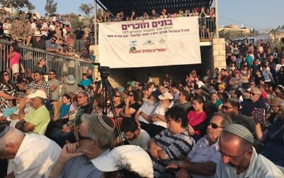 500 people attend a ceremony dedicating a monument to fallen IDF soldiers in the Netiv Ha'avot outpost on July 23, 2017. (Jacob Magid/Times of Israel)