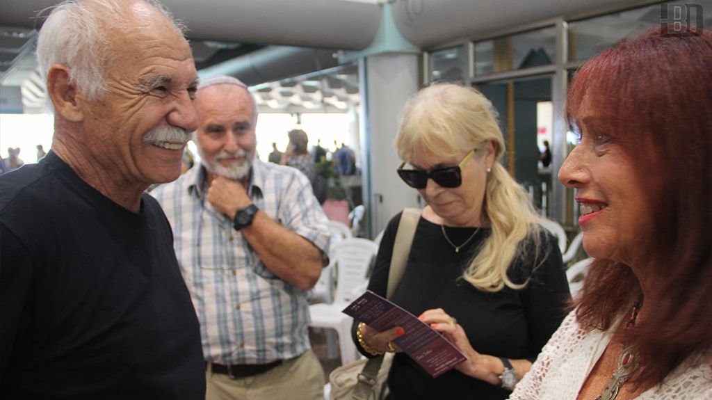 A survivor speaks to Israeli folk singer Shuli Natan at the Exodus ceremony in Haifa port July 18, 2017. (Laura Ben-David) A survivor speaks to Israeli folk singer Shuli Natan at the Exodus ceremony in Haifa port July 18, 2017. (Laura Ben-David)