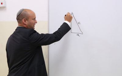 Education Minister Naftali Bennett visits at a Shas school (Mosdot Yosef) in Tel Aviv on May 10, 2016. (Yaacov Cohen/Flash90)