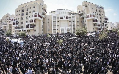 Illustrative: Thousands of ultra-Orthodox Jews attend the funeral of Rabbi Aryeh Finkel, head yeshiva of the Brachfeld branch of the Mir Yeshiva in Modiin Illit, on August 10, 2016. (Shlomi Cohen/Flash90)