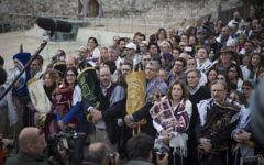 A group of American Conservative and Reform rabbis and the Women of the Wall movement members hold Torah scrolls during a protest march against the government’s failure to deliver a new prayer space, at the Western Wall in Jerusalem Old City, November 2, 2016. (Hadas Parush/Flash90)
