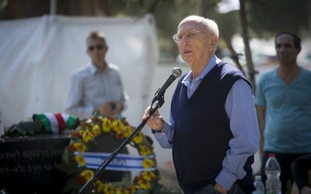 Zvi Zamir speaks at a memorial service marking 21 years since the assassination of prime minister Yitzhak Rabin, held at Mount Herzl cemetery in Jerusalem on November 4, 2016. (Yonatan Sindel/Flash90)