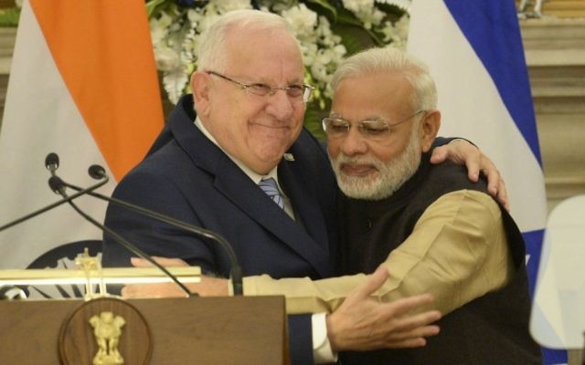 President Reuven Rivlin (L) hugs with Indian Prime Minister Narendra Modi during a joint press conference in New Delhi on November 14, 2016. President Rivlin was in India for an official state visit. (Mark Neyman/GPO)